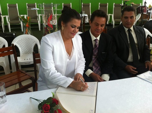 Mariza assina documento de posse ao lado do esposo Paulo Vieira