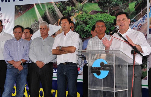 Ao lado de autoridades, do prefeito Maguito Vilela, deputado Ademir Menezes, Marconi Perillo faz discurso
