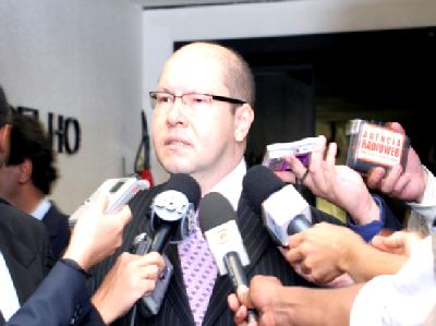 Demóstenes Torres durante coletiva na terça-feira (29) sobre a CPI do Apagão Aéreo: celebridade