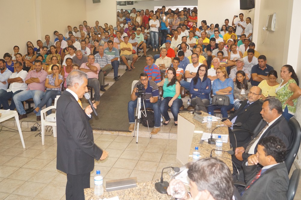 Na presença dos membros da CP, de vereadores e da comunidade Elvino Furtado se defende das acusações