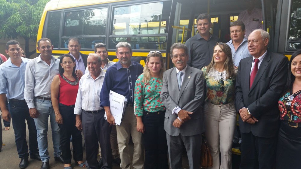 Júlio da RetÃfica com Iso Moreira e vários prefeitos contemplados com ônibus escolares doados pelo Estado