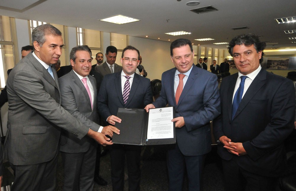 José Eliton, Henrique Tibúrcio e o governador Marconi Perillo com os representantes da OAB de Goiás