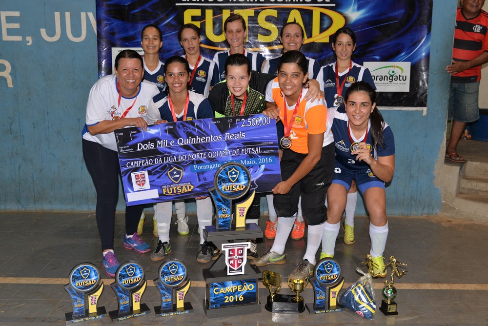 Time de Goianésia confirma bicampeonato da Liga de Futsal com goleada e levanta taça: sem dar nenhuma chance à adversária