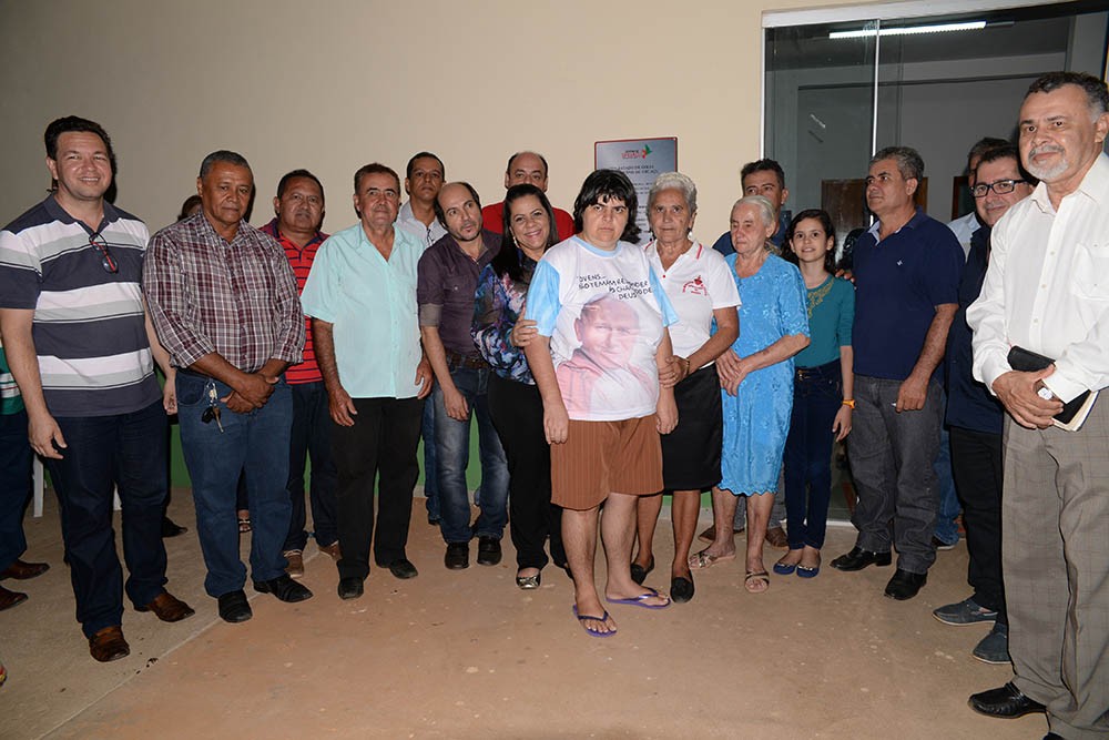 Solange com autoridades e familiares do homenageado, que emprestou nome à unidade de saúde
