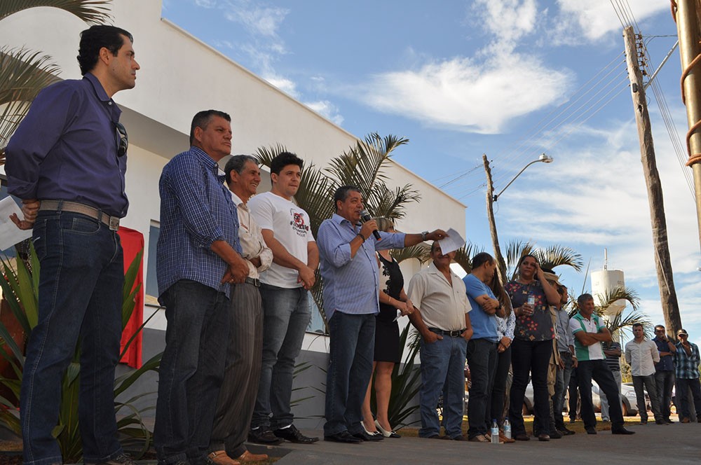 Geraldo discursa diante de autoridades na inauguração do Posto de Saúde em Santo Antônio da Laguna