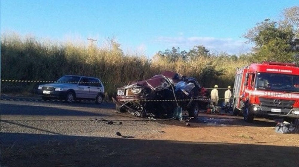 Caminhonete ficou completamente destruÃda em mais um acidente com vÃtima fatal na BR-153