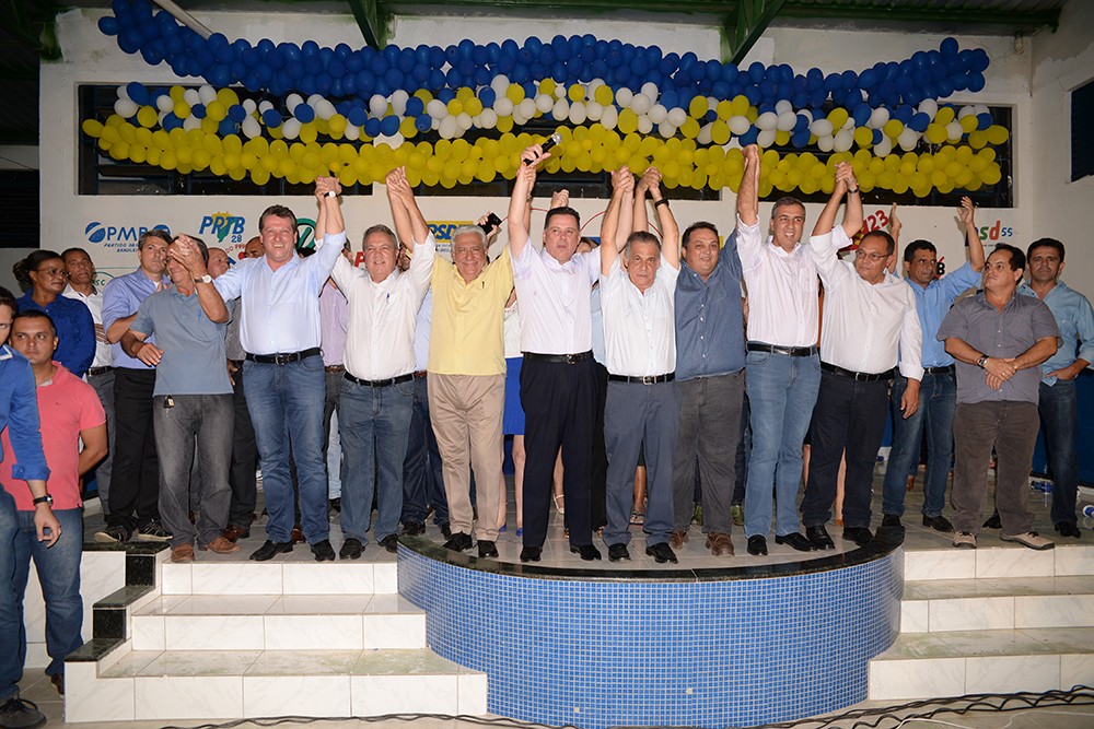 Governador Marconi Perillo e José Eliton na convenção que confirmou Carlos Leréia em Minaçu