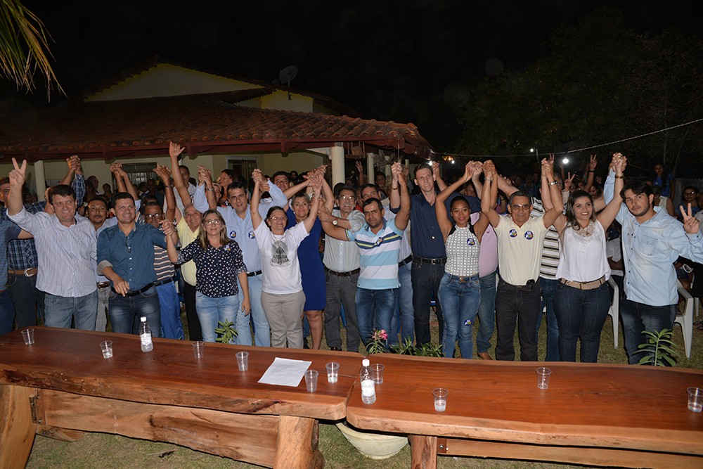 Júnior do Jonas e Maria Vaz com autoridades, convidados e os pré-candidatos a vereador em Mutunópolis