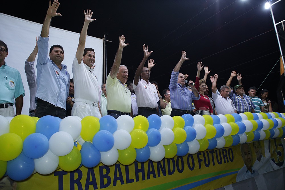 Com Helio de Sousa comandando o comÃcio, campanha de Jalles Fontoura à reeleição em Goianésia começa e prefeito discursa para falar que é preciso pensar nos novos desafios