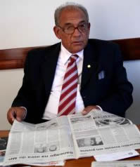 Roberto Balestra lê o Diário do Norte no seu gabinete em Brasília