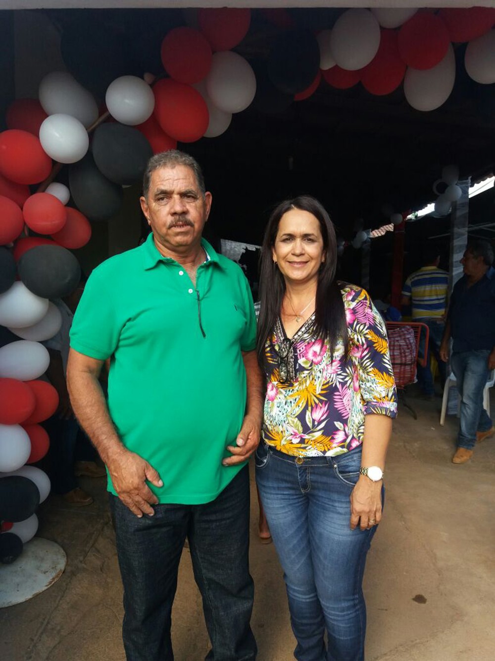 Vice Wanderley da Nogueira e Cirinha da Farmácia, a prefeita eleita de Montividiu do Norte: 77,5% dos votos