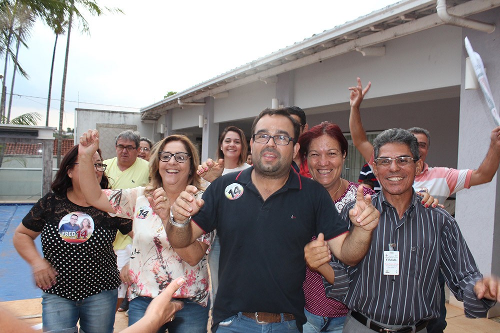 Fred Vidigal com a sua vice Vera ao lado de populares de Rialma após confirmar vitória