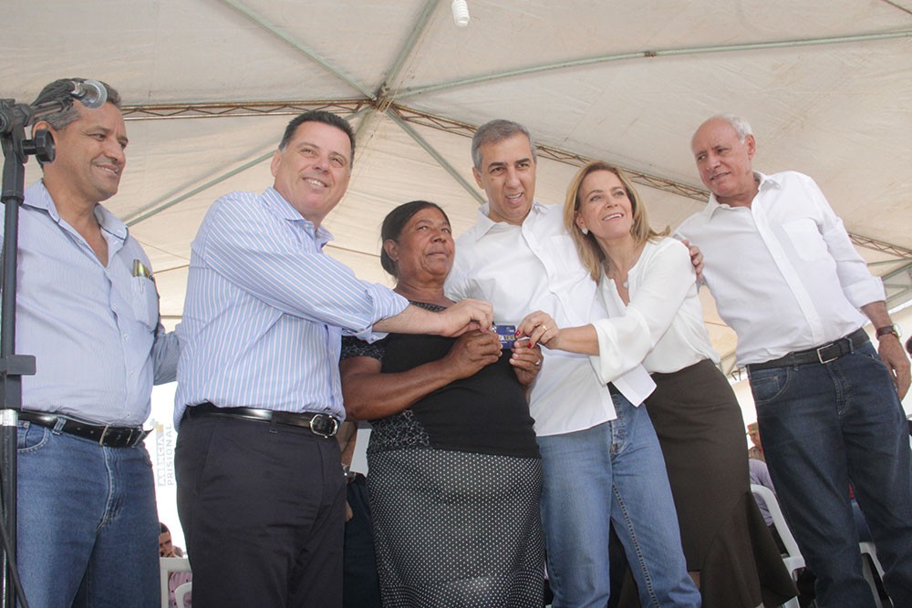 Prefeito eleito Wilton, Marconi, José Eliton, Leda Borges, Iso Moreira e benefeciária do Programa Renda Cidadã: famÃlias carentes atendidas