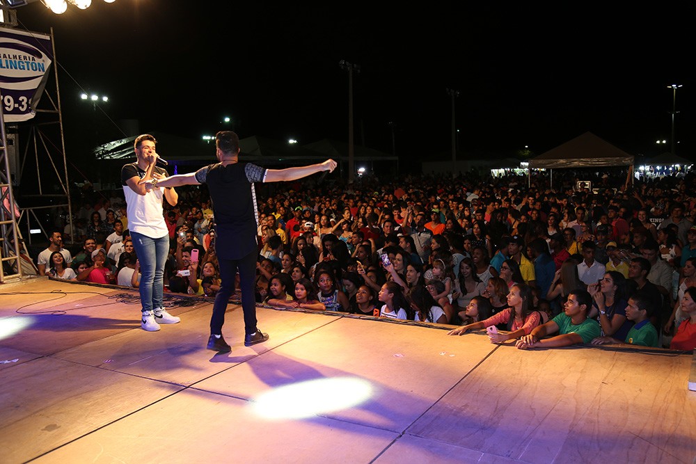 A dupla Max e Luan arrasou durante apresentação na comemoração dos dois anos da Rádio Clube