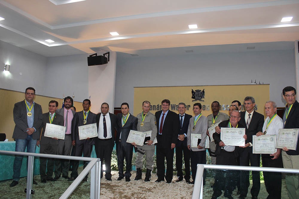 Vereadores e homenageados pela Câmara Municipal: justo reconhecimento à queles que ajudam no desenvolvimento do municÃpio de Ceres