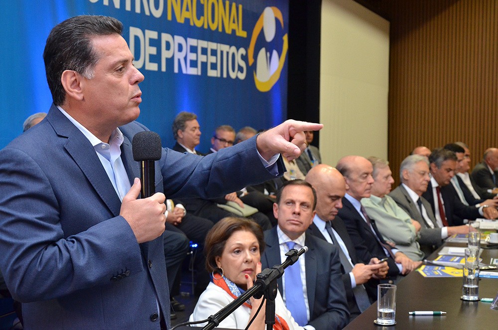 Governador Marconi Perillo discursa durante encontro de prefeitos tucanos em BrasÃlia: recados e soluções
