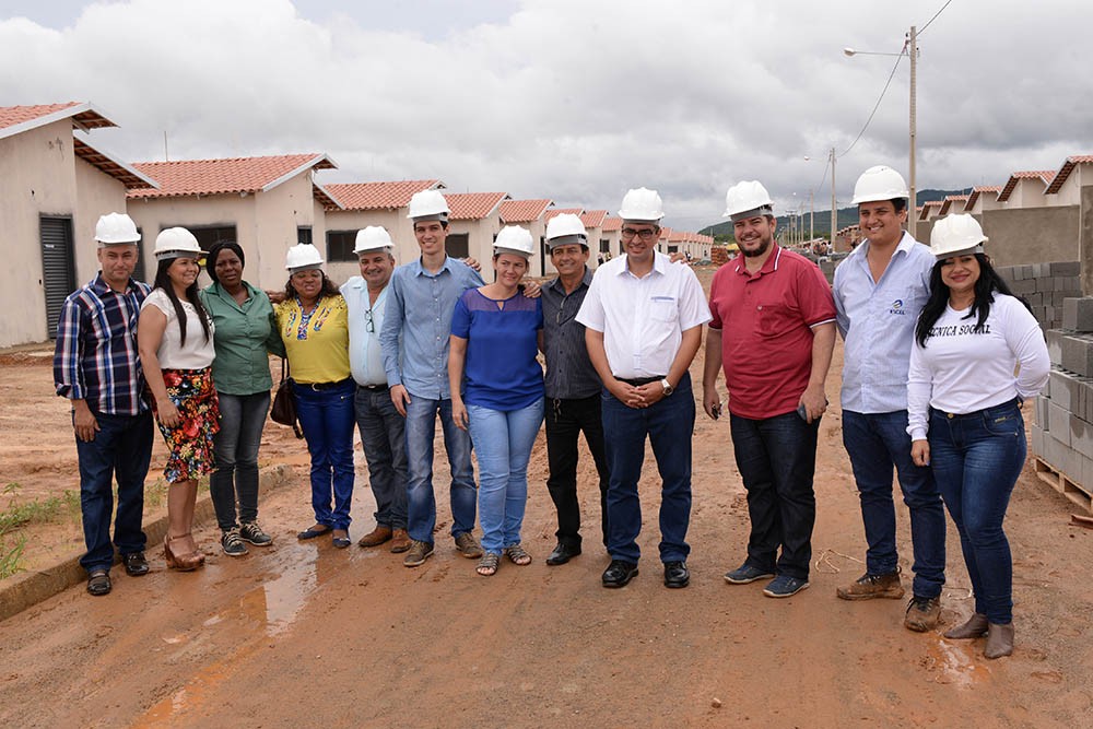 Luiz Stival, Valmir Pedro e autoridades na visita à s moradias que serão entregues à s famÃlias quilombolas