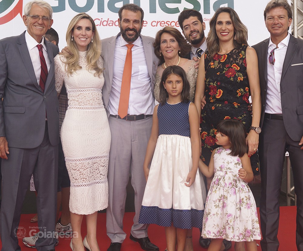 Renato de Castro, novo prefeito de Goianésia, com familiares no dia da sua posse: polêmicas deixadas de lado