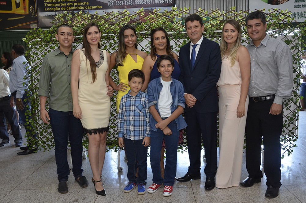 Pedro Fernandes e a primeira-dama Leila com familiares no ato de posse para a prefeitura de Porangatu