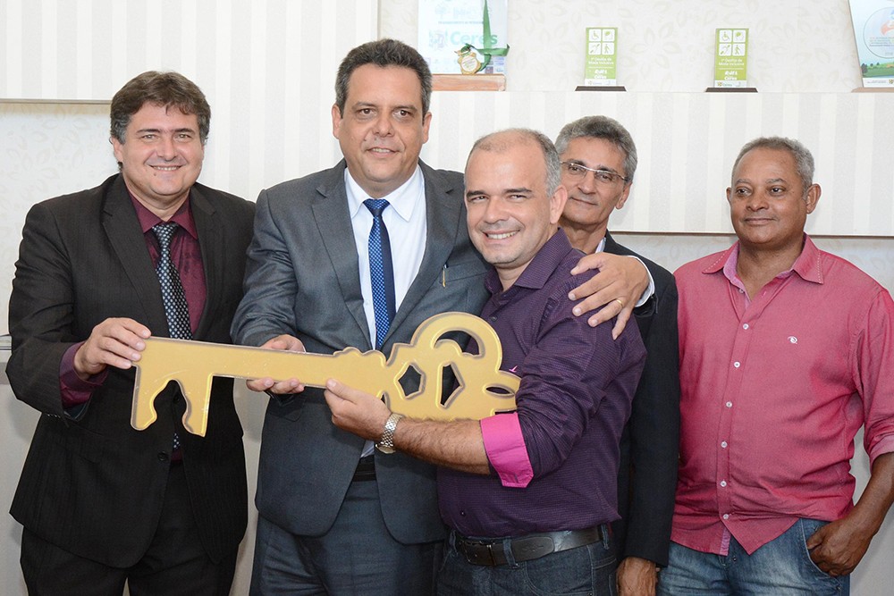 Prefeito Rafaell Melo recebe simbolicamente a chaves da cidade de Ceres: a volta da FamÃlia Melo ao poder
