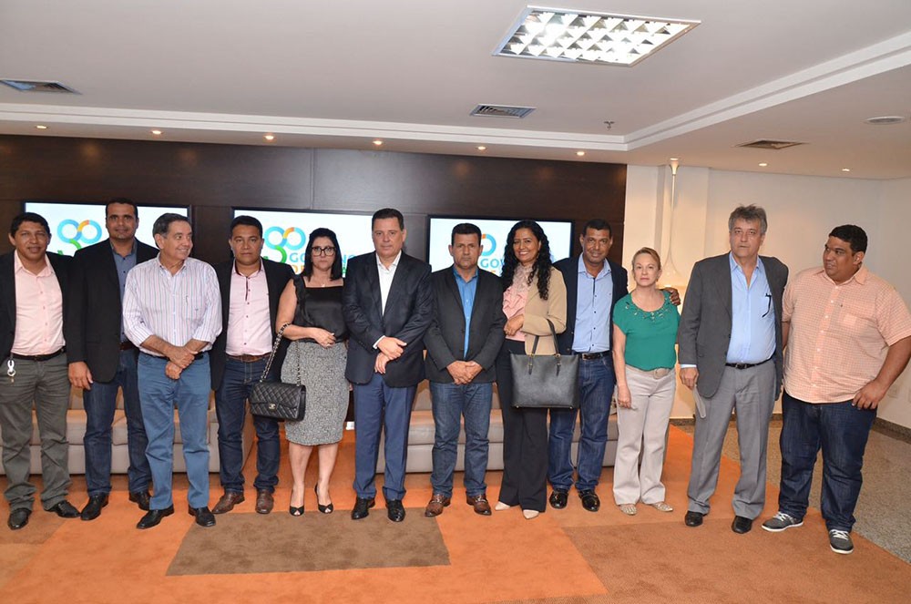 Prefeita Márcia Bernardino, de Araguapaz, com oito vereadores e os deputados Magda Mofatto (federal) e Nédio Leite (estadual) durante audiência com o governador Marconi
