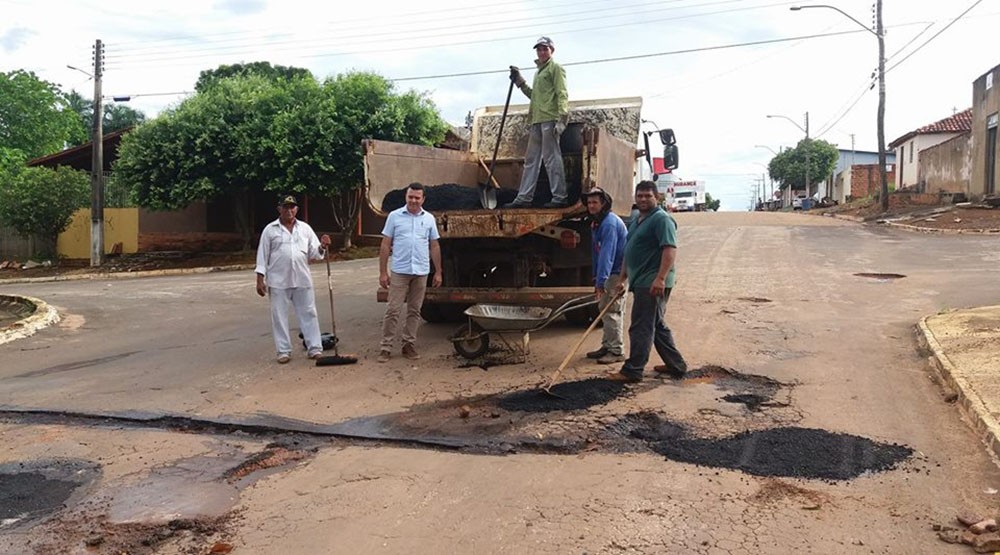 O prefeito Marcos Cabral acompanha serviços de tapa-buracos em Santa Terezinha: melhorias no tráfego