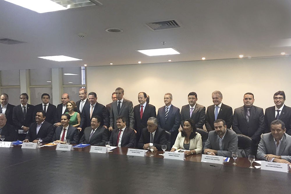 Governador Marconi Perillo com José Eliton, secretários e diversos prefeitos de várias das maiores cidades goianas: foco no desenvolvimento