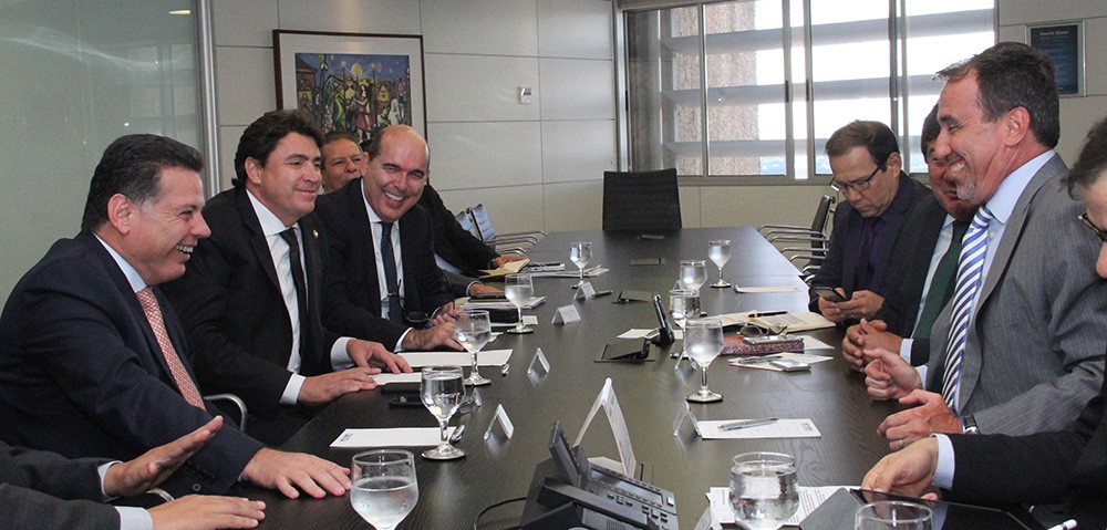 Marconi Perillo com o senador Wilder, secretário Fernando Navarrete, Gilberto Occhi (CEF) e autoridades