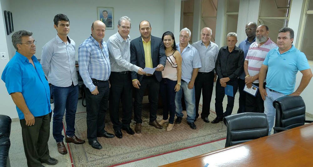 Prefeito Alex Gás com Célio Silveira, Sérgio Cardoso, Helio de Sousa e autoridades: trabalho com resultados