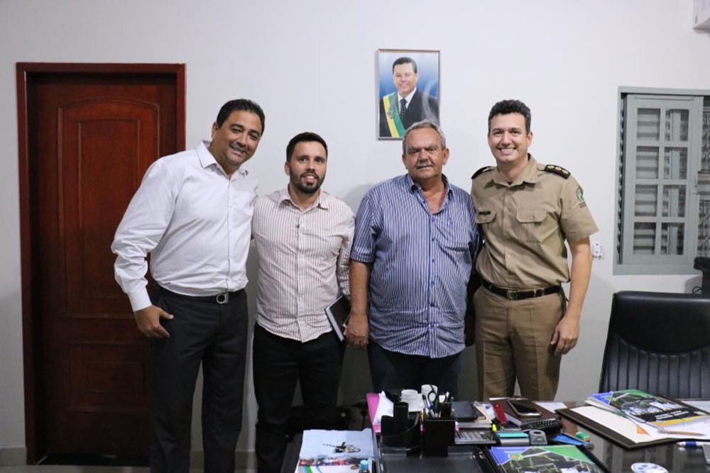 Talles, vereador Gabriel do Posto, Mário Macaco e tenente-coronel Anésio Barbosa: melhoria na educação
