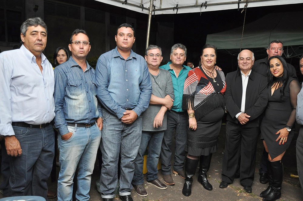 Cássia com o vice-prefeito Baltazar, autoridades e o deputado estadual Helio de Sousa: festa em Sta. Isabel