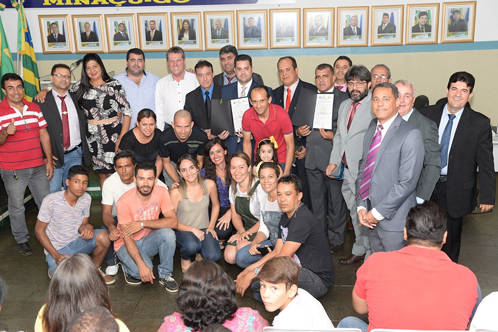 Vereadores com Vecci durante homenagem a ciclistas do municÃpio em sessão na Câmara Municipal de Minaçu