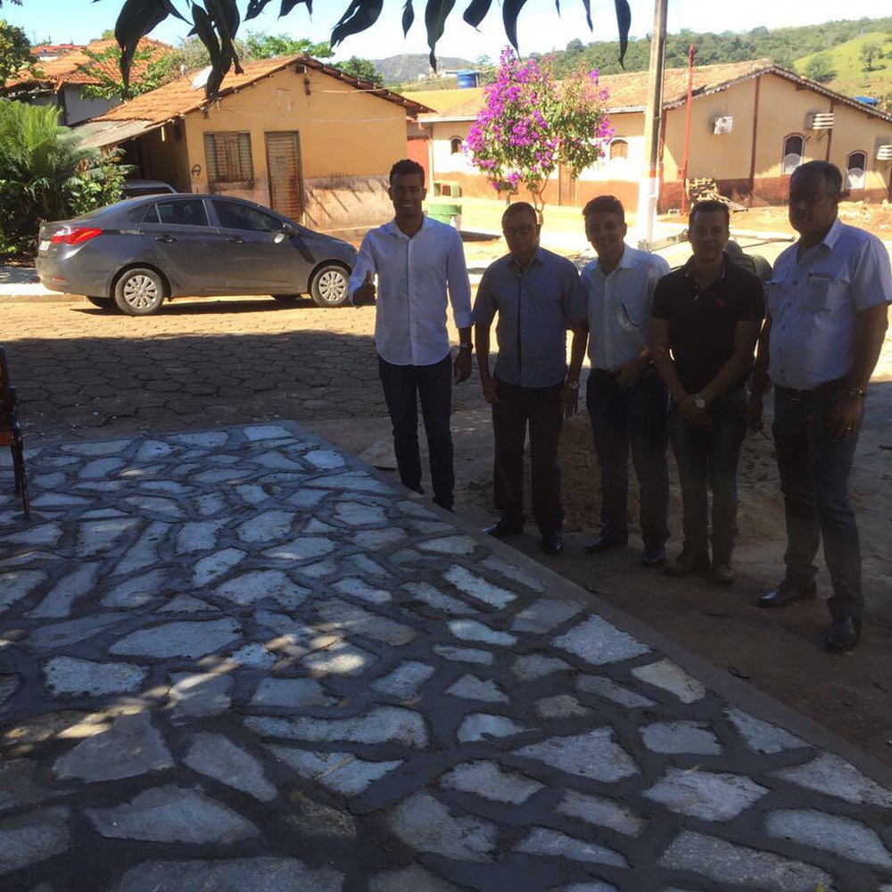 Sávio com o vice, João Grilo, o pai Vateco e autoridades visitam obras de construção de calçadas de pedra