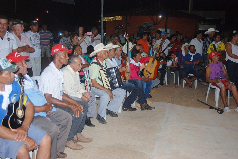Grupo de Folia de Reis de Araguapaz também se apresentou no novo espaço destinado à Feira do Produtor