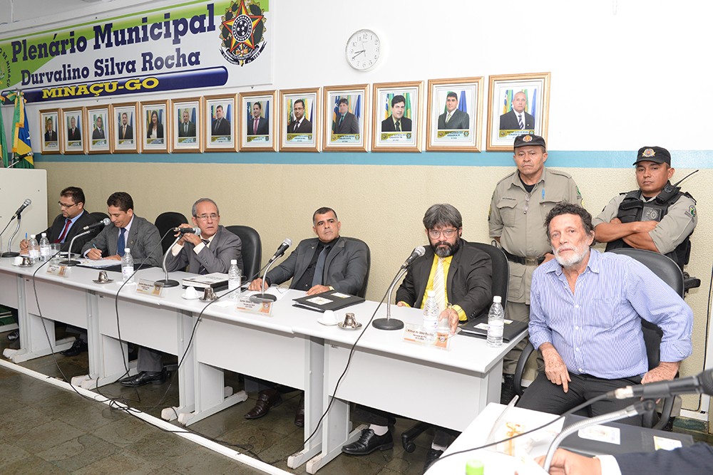 Prefeito Nick Barbosa na Câmara Municipal durante sessão em que seria votado o seu afastamento