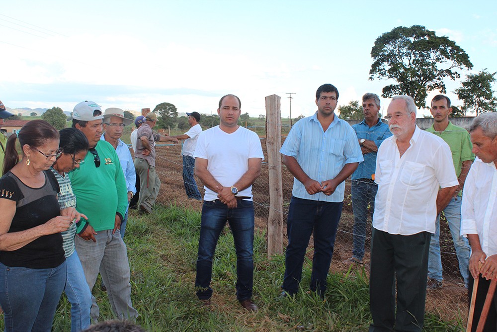 Prefeito Alex Gás com moradores de Ipiranga de Goiás no lançamento do projeto da Horta Comunitária
