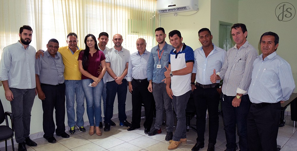 Prefeito Nélio, 1ª dama Riquelb com Helio de Sousa, vereadores e representantes da Hering em S. Miguel