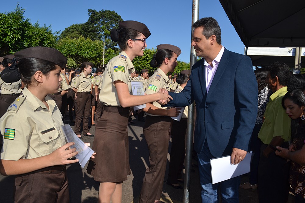 Prefeito Rafaell Melo participa da solenidade e cumprimenta aluna que ganhou medalha por ter nota boa