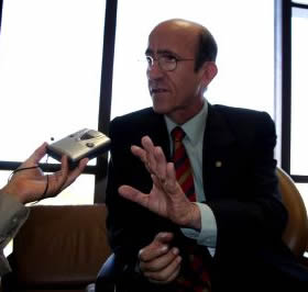 Rubens Otoni durante entrevista ao Diário do Norte, no seu gabinete em Brasília: leque de alianças