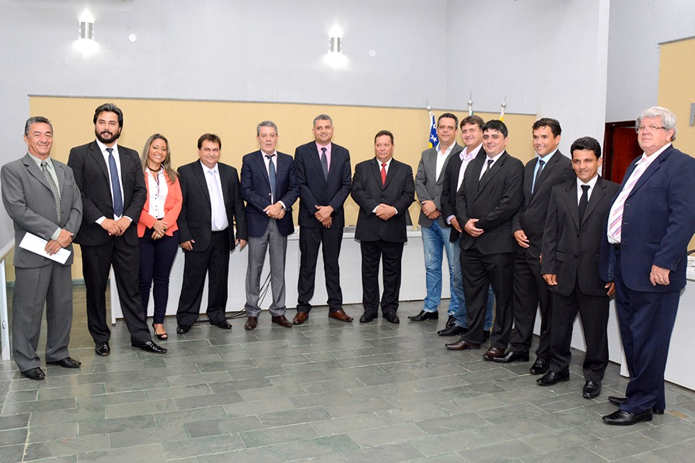 Vereadores de Ceres com o prefeito Rafaell Melo e autoridades: um semestre de muito trabalho, aprovação de matérias e economia de recursos