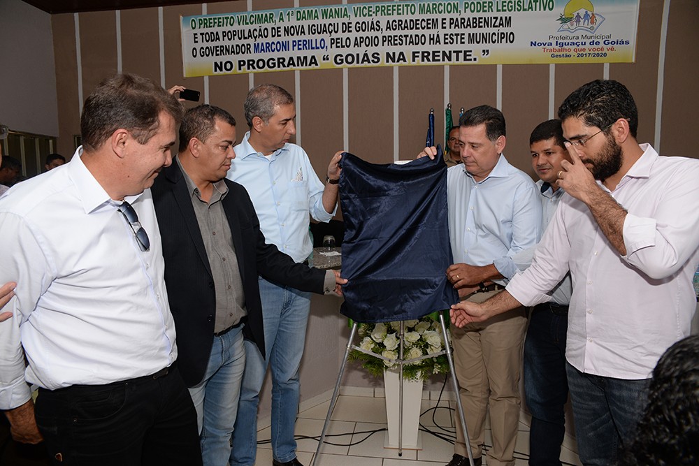 José Eliton com Marconi, prefeito Cimá e os deputados Sérgio Bravo e Lincoln Tejota: entrega de casas