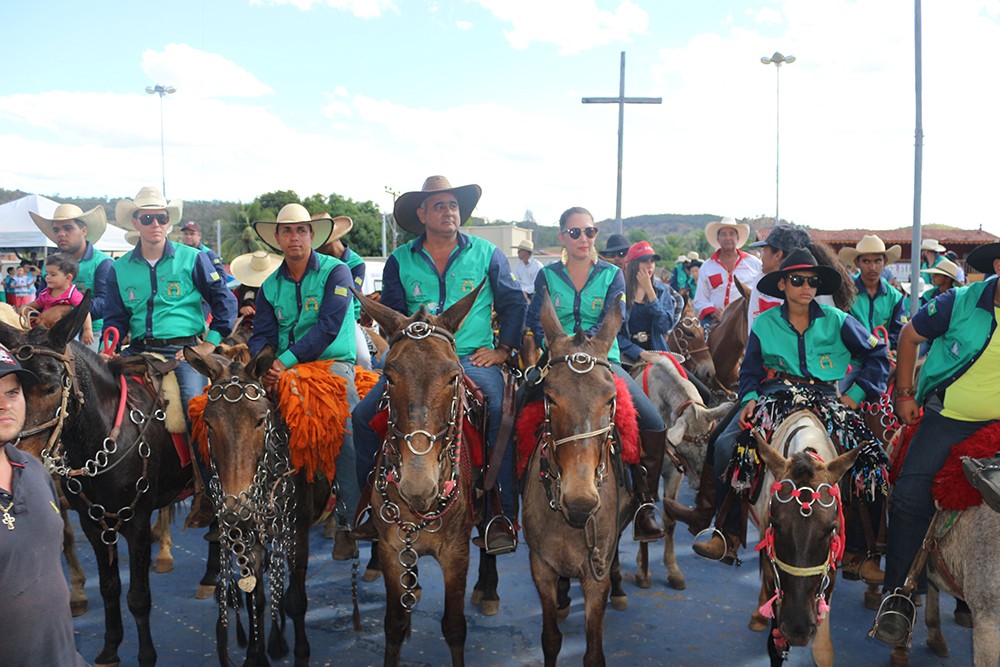 Uma das muitas comitivas que participam da tradicional Romaria de Guarinos: fé e muita devoção à Nossa Senhora da Penha na histórica cidade