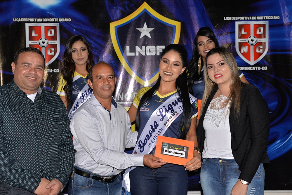 Waldey Silver ao lado de Pedro Gomes, que faz a entrega da premiação a Larissa ao lado de Katila Layanne