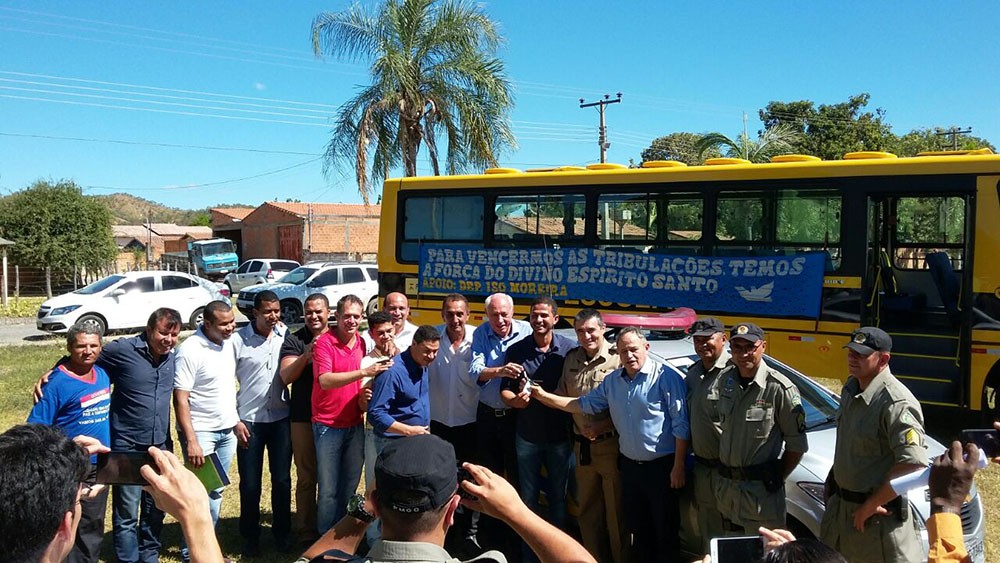 Prefeito Adriano Passos e deputado Iso Moreira apresentam ônibus escolar que atenderá a comunidade de estudantes do municÃpio: investimento