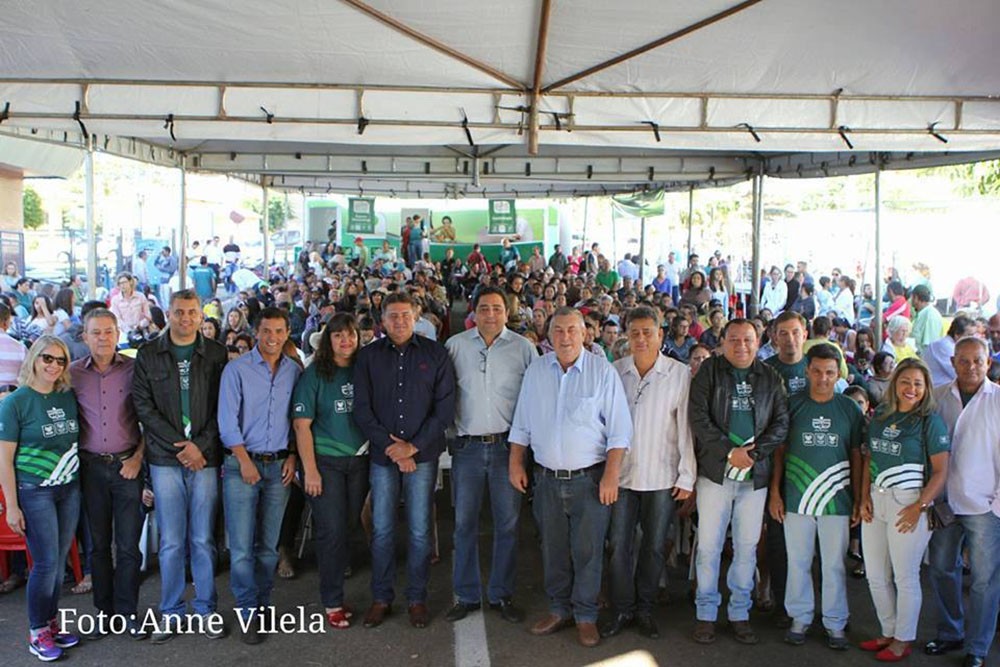Representantes do Faeg/Senar com autoridades de Ceres durante evento para atender a população local