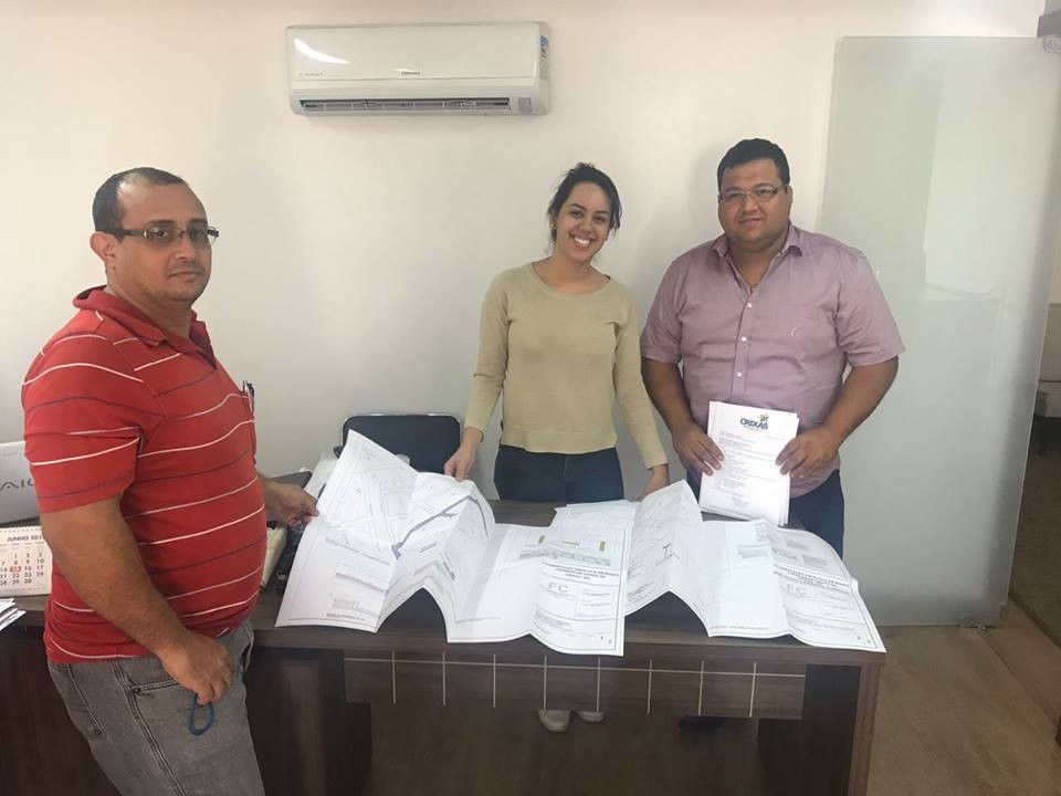 PlÃnio apresenta projetos para pavimentação de vários bairros em Crixás: resgate de compromissos na cidade