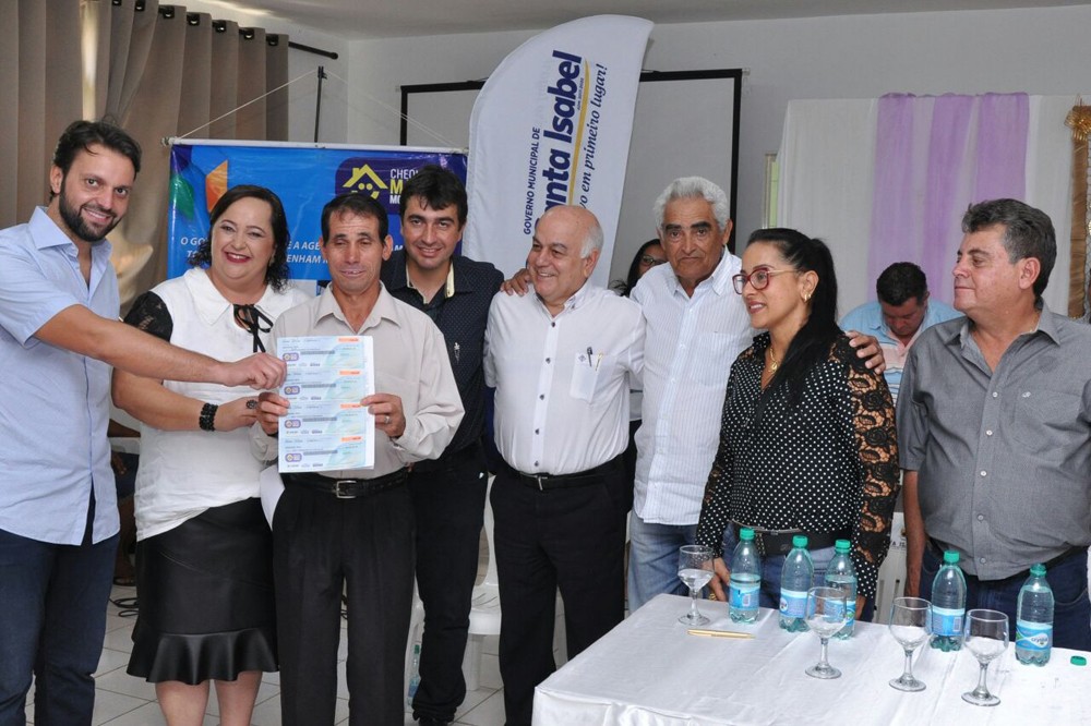Baldy, Cássia Dourado, Luiz Stival, Helio de Sousa, autoridades do municÃpio e morador que foi contemplado