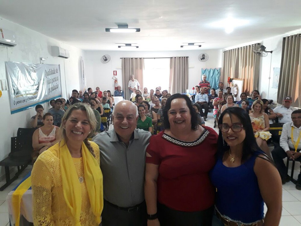 Helio de Sousa e a prefeita Cássia Dourado, de Santa Isabel, com moradores da cidade durante a audiência