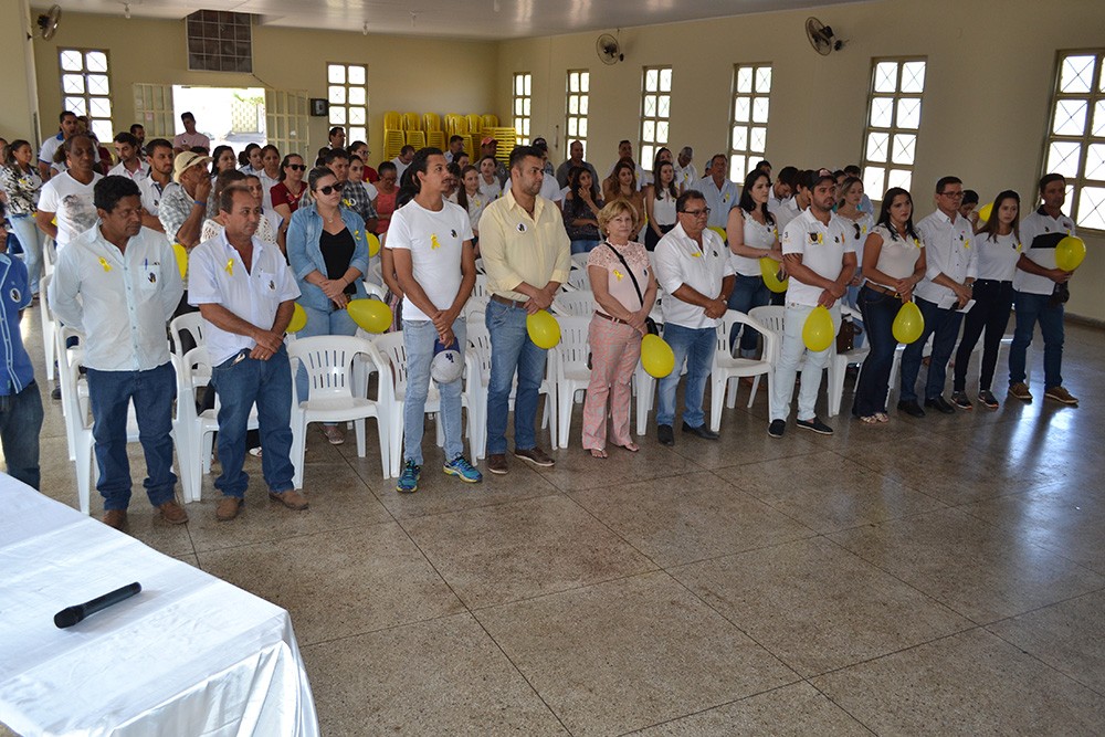 Ziquinho e Dona Divina com moradores de São PatrÃcio: mobilização para evitar casos de suicÃdio na cidade