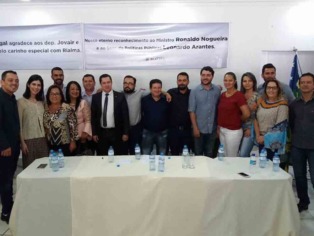 Fred com o deputado Henrique Arantes e autoridades na inauguração da agência na cidade de Rialma